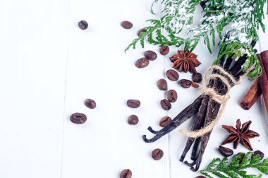 Yığın baharat tarçın sopa, vanilya, kahve çekirdeği ve anason yıldız