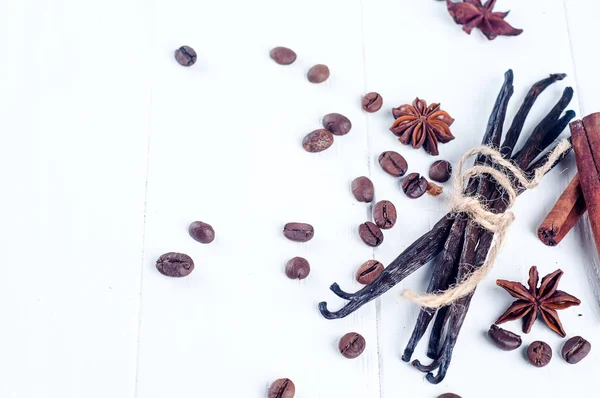 Un mucchio di bastoncini di cannella spezie, vaniglia, caffè e anice stelle — Foto Stock