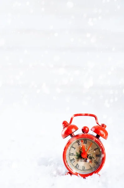 Ceas deșteptător de epocă în zăpadă — Fotografie, imagine de stoc