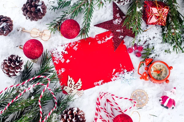 雪の上に装飾されたモミの木でクリスマス カード. — ストック写真