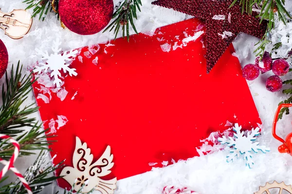 Noel kartı ile dekore edilmiş köknar ağacı üstünde kar. — Stok fotoğraf