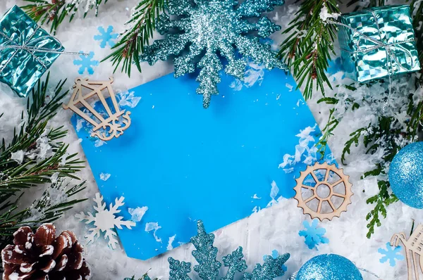 Різдвяна листівка з прикрашеною ялинкою на снігу . — стокове фото