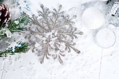 Gümüş kar tanesi beyaz zemin üzerine