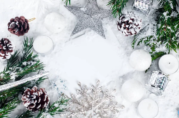 Cartão de Natal com abeto decorado em neve . — Fotografia de Stock