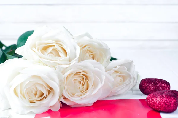 Biała Róża i czerwone serce — Zdjęcie stockowe