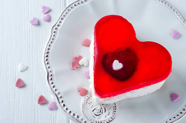 Вкусный торт на День Святого Валентина — стоковое фото