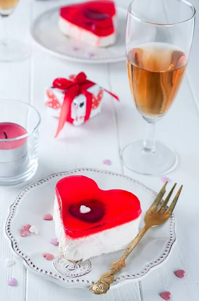 Вкусный торт на День Святого Валентина — стоковое фото