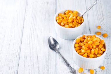 Mısır taneleri beyaz bardak haşlanmış