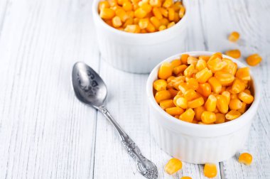 Mısır taneleri beyaz bardak haşlanmış