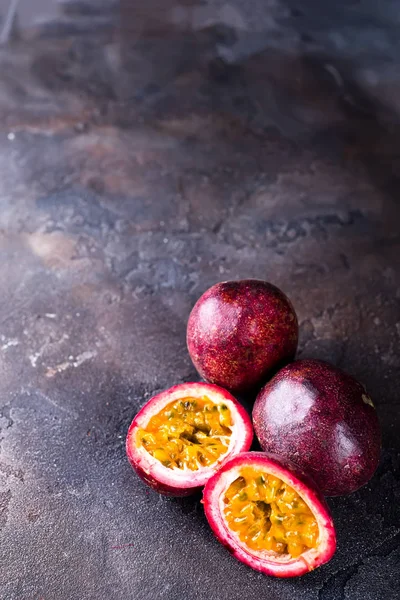 Frutas de la pasión en mesa oscura —  Fotos de Stock