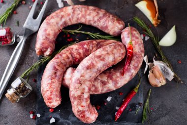 Slate üzerinde çiğ sosis