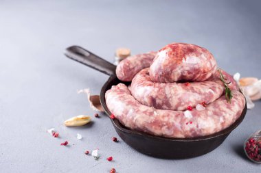 İtalyan sosis pişirme