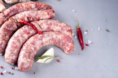 Baharat ile çiğ sosis