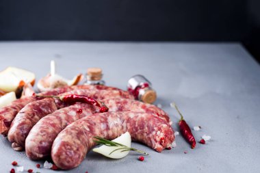 Baharat ile çiğ sosis