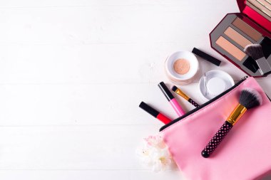 çeşitli makyaj ürünleri