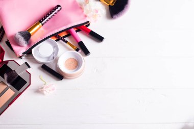 çeşitli makyaj ürünleri