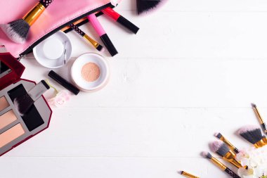 çeşitli makyaj ürünleri