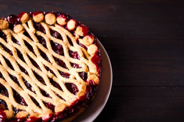Ev yapımı vişneli turta