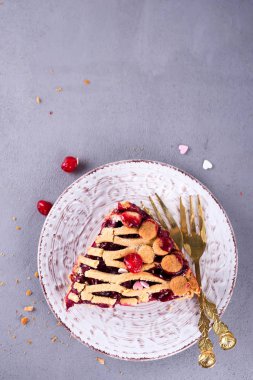 Ev yapımı vişneli turta