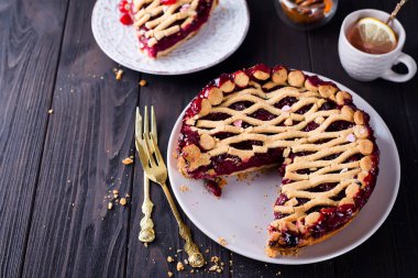 Ev yapımı vişneli turta