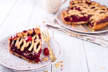 Ev yapımı vişneli turta