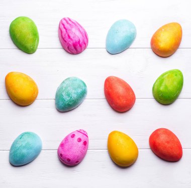 Paskalya yumurtaları renklerde boyanmış