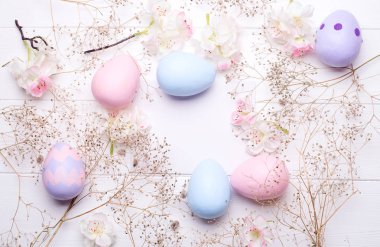 Renkli Paskalya yumurtaları ve çiçekler