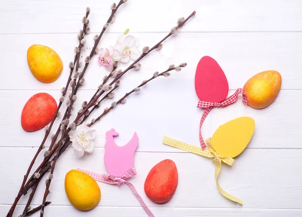 Пасхальные яйца окрашены в цвета — стоковое фото