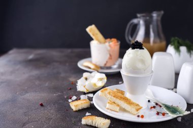 haşlanmış yumurta ve kızarmış tost ile lezzetli breakfast