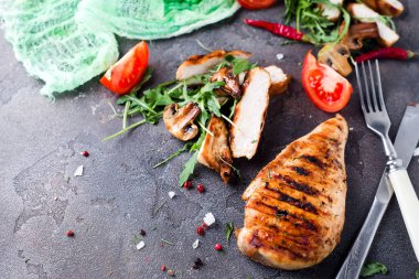 ızgara tavuk göğsü dilimlenmiş