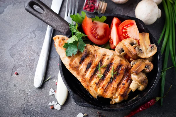マリネ焼き健康的な鶏の胸肉 — ストック写真