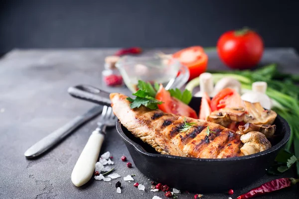 Marinated grilled healthy chicken breasts — Stock Photo, Image