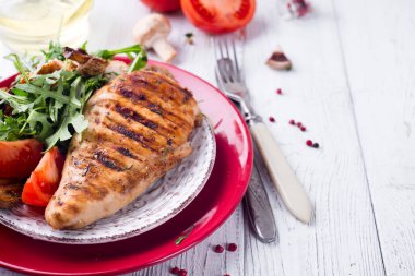 Taze salata tavuk göğsü ile