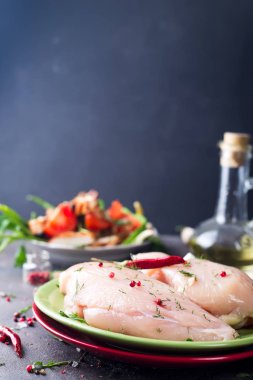 Çiğ kesik tavuk fileto