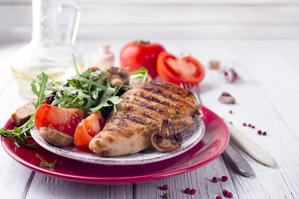 Свежий салат с куриной грудью — стоковое фото
