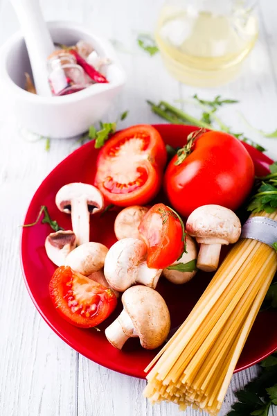 パスタ スパゲッティ、野菜とスパイス, — ストック写真