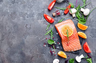 Taze malzemelerle somon fileto