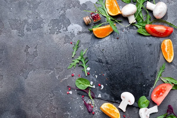 Ingredienti freschi deliziosi per un'insalata di cucina sana — Foto Stock