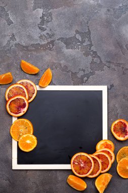 siyah bir kara tahta üzerinde turuncu halkalar.