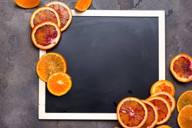 siyah bir kara tahta üzerinde turuncu halkalar.