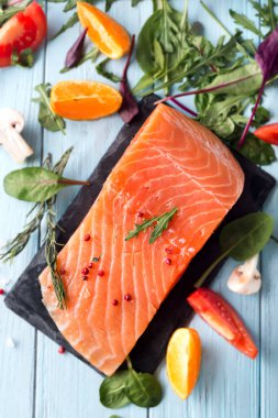 Çiğ somon filetosu.