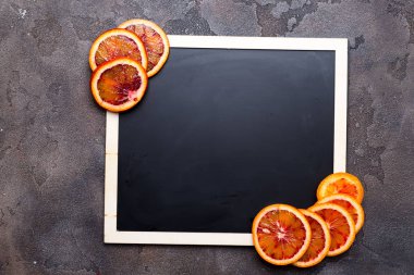 siyah bir kara tahta üzerinde turuncu halkalar.