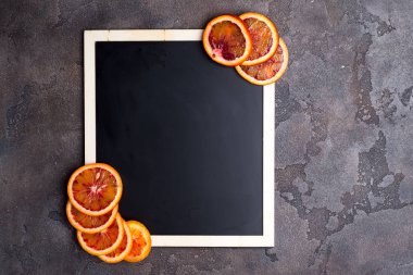 siyah bir kara tahta üzerinde turuncu halkalar.