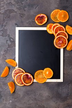 siyah bir kara tahta üzerinde turuncu halkalar.