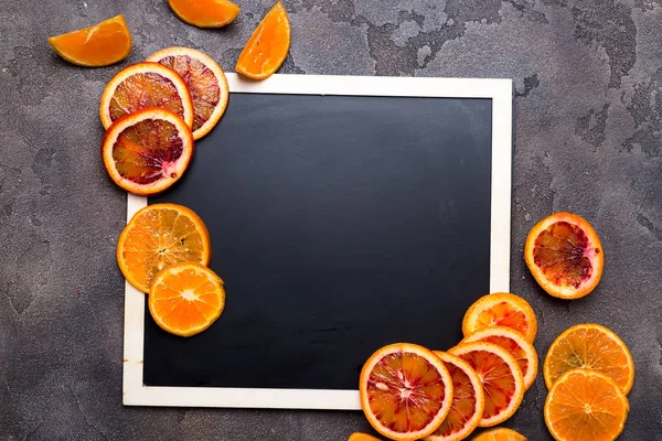 Orange ringar på en svart griffeltavla. — Stockfoto