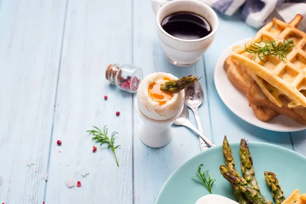 Boiled egg and asparagus — Stock Photo, Image