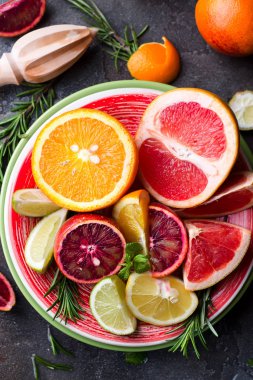 Narenciye meyve tabağına dilimlenmiş.