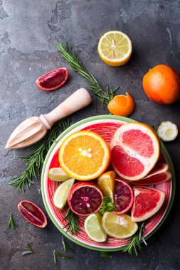 Narenciye meyve tabağına dilimlenmiş.