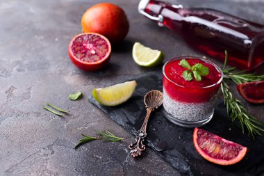 Chia puding kırmızı meyve püresi