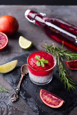 Chia puding kırmızı meyve püresi